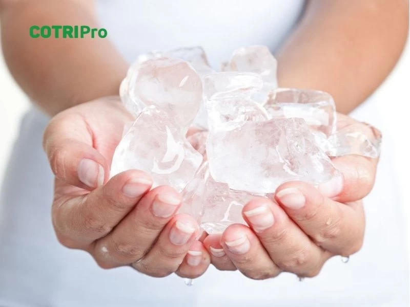 Đá lạnh giúp giảm sưng búi trĩ